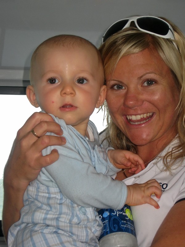 2009-11-06 22-02-05_3.jpg - Auch die Crew ist ganz "hin und weg" von dem kleinen Hai Happen